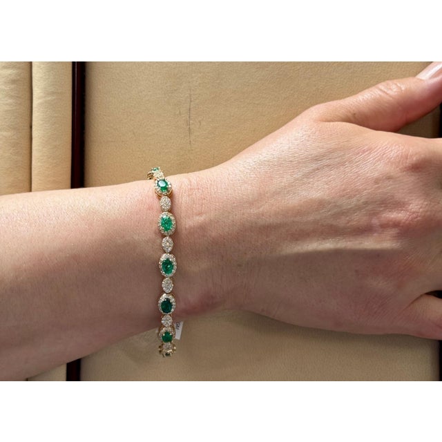 8 ct Natural Brazilian Emerald & 4.5 Ct Diamond Tennis Bracelet 14 Karat Gold For Sale - Image 12 of 18