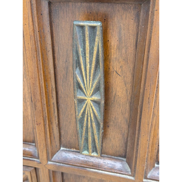 C. 1972 Mid Century Modern China Cabinet W/ Etched Geometric Glass, Carved Accents, Brutalist Pulls For Sale - Image 10 of 12