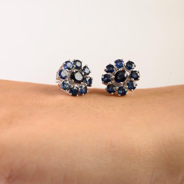 A Pair of Modernist 925 Sterling Silver Blue Sapphire Cluster Stud Earrings- Partywear Earrings For Sale - Image 4 of 13