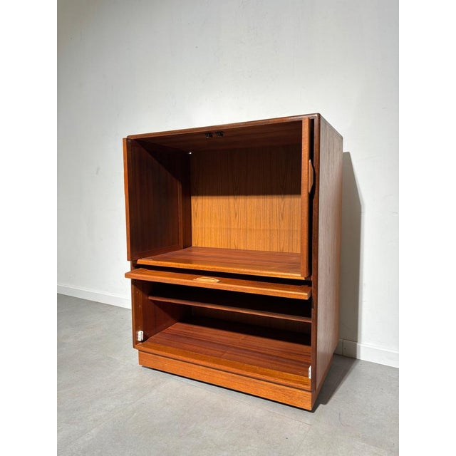 G-Plan bar cabinet in excellent condition. Teakwood finish 81 x 47 x 103