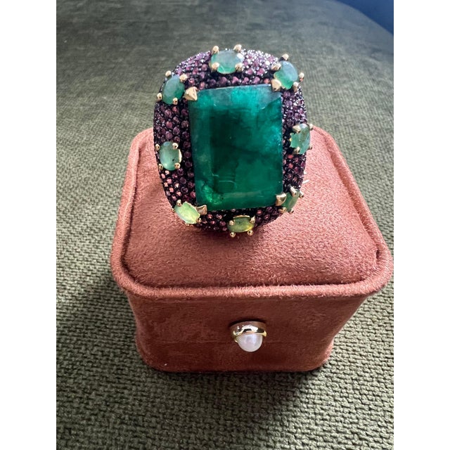 Bochic "Capri" 20 Carat Emerald & Pink Fancy Sapphire Ring Set 18K Gold & Silver For Sale - Image 4 of 18