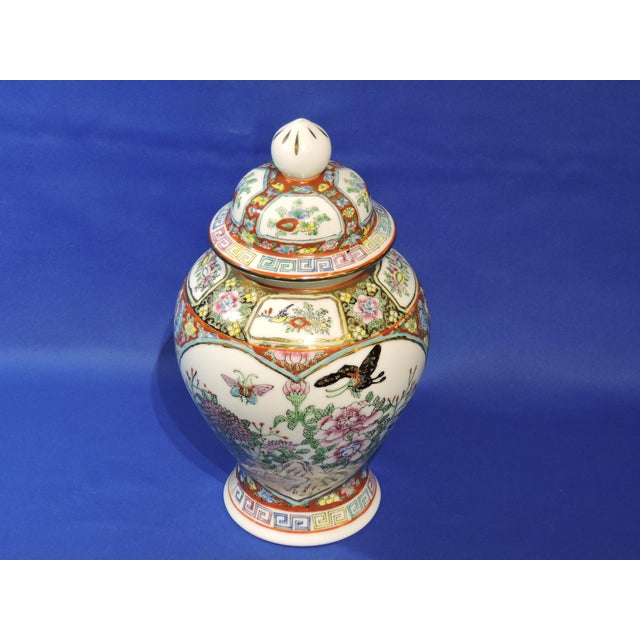 Mid-Century Modern 1950s Mid-Century Modern Chinoiserie Chinese Familee Rose Porcelain Ginger Jar For Sale - Image 3 of 10