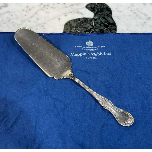 Silver-Plated Cake Server with Russell Pattern from Mappin & Webb For Sale - Image 4 of 4