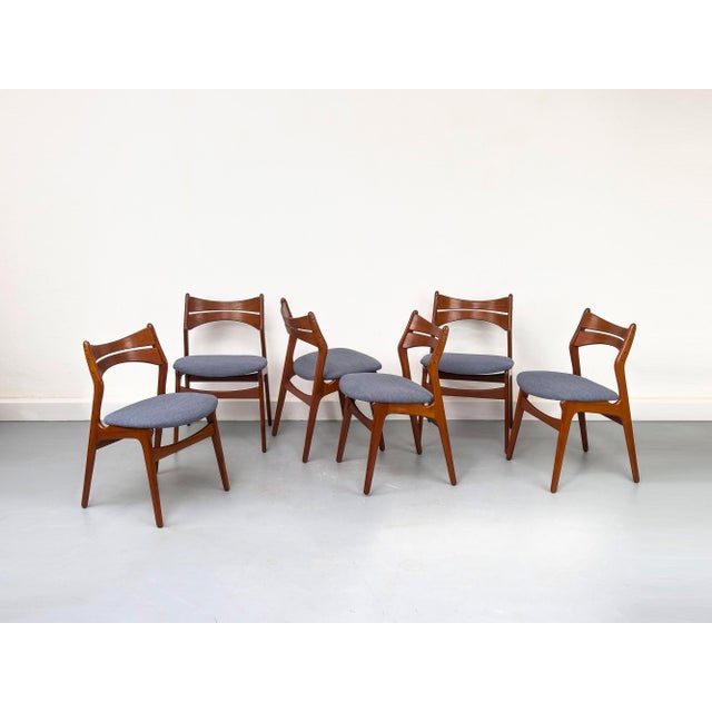 High-quality and very comfortable dining chairs made of solid teak with bent plywood backrests, manufactured in Denmark to...