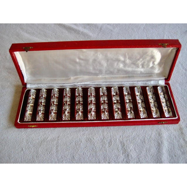 A classic in the art of design a table , this lovely set in cut crystal is for sure an asset , in the original box you...