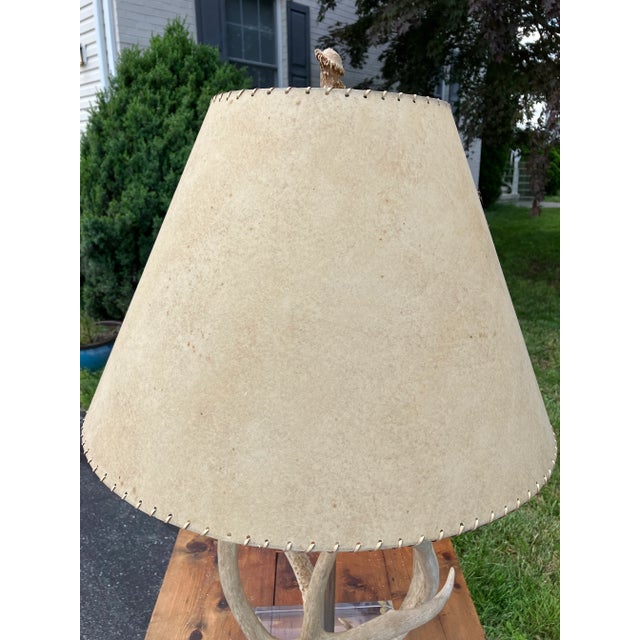 White Mid-Century Antler Table Lamp With Hand-Woven Hide Shade + Acrylic Base For Sale - Image 8 of 10