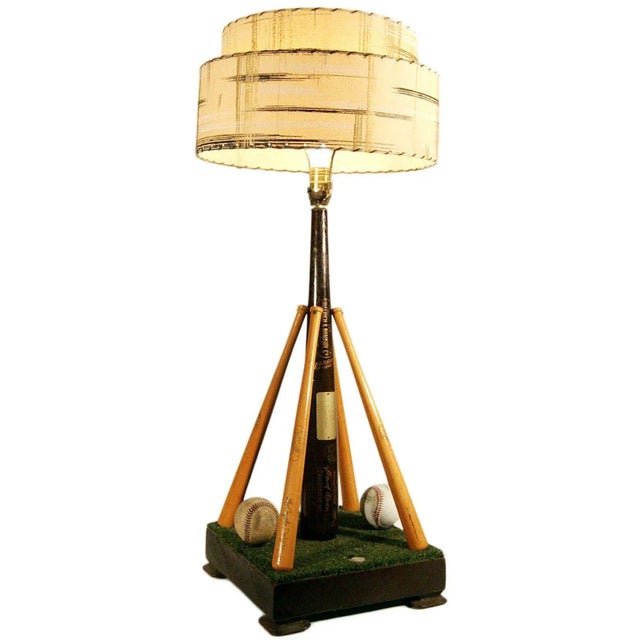 1970s 1974 La Dodgers Hank Aaron Commemorative 715 Homerun Table Lamp For Sale - Image 5 of 5
