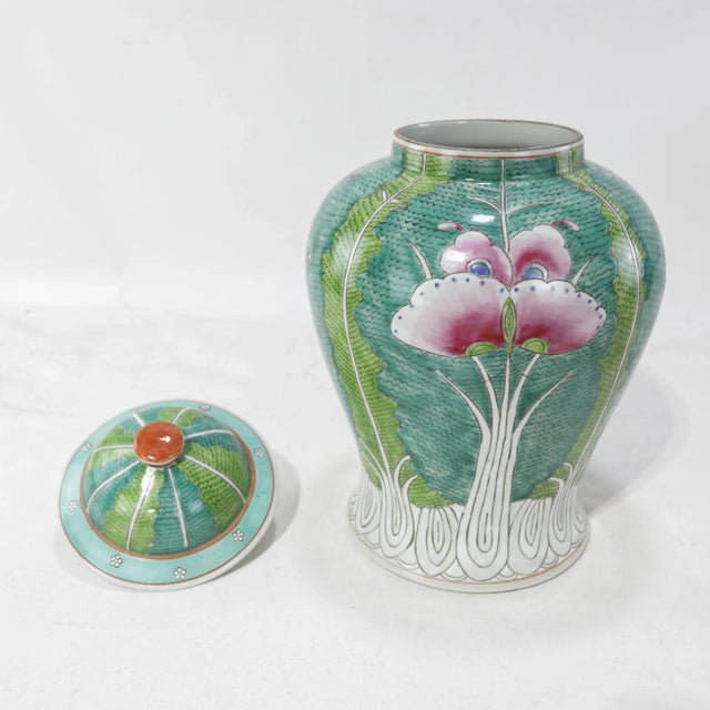 Pair of Chinese Famille-Rose “Cabbage” Pattern Covered Jars, Jingdezhen Kiln, Late Qing to Early Republic Period For Sale - Image 4 of 14