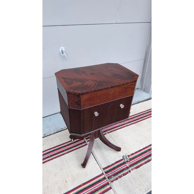 Antique New York Federal Neoclassical Figured Mahogany Lift Top Sewing Stand, Circa 1810s–1820s For Sale - Image 12 of 12