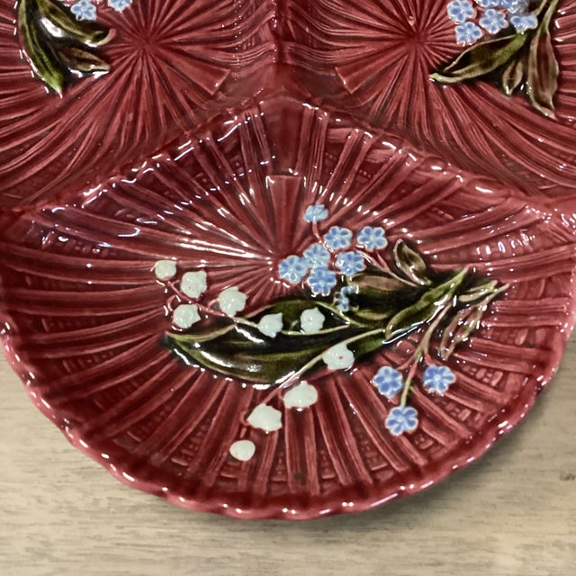 It is tough to decide whether to use this majolica as a serving platter or hang it on a wall! This beautifully decorated...