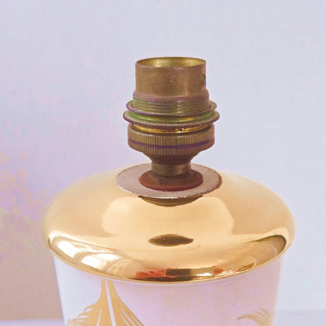 Vintage White and Gold Crackle Ceramic Tripod Lamp with Feathers, 1950s For Sale - Image 4 of 11