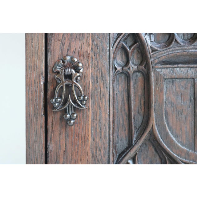 Antique French Neo-Gothic Wall Cabinet in Hand-Carved Wood, 19th Century For Sale - Image 6 of 13