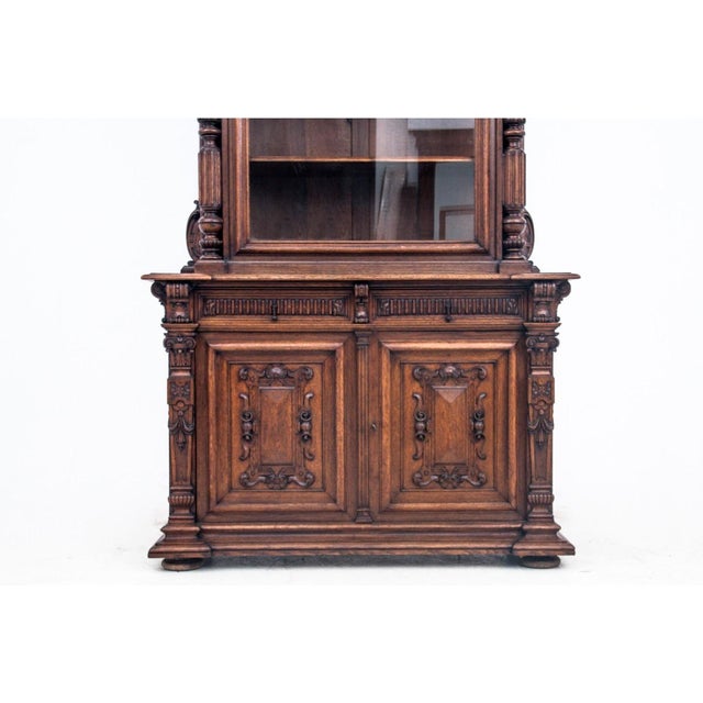 Antique French Oak Display Cabinet, 1870, in Very Good conditions. Designed before 1890