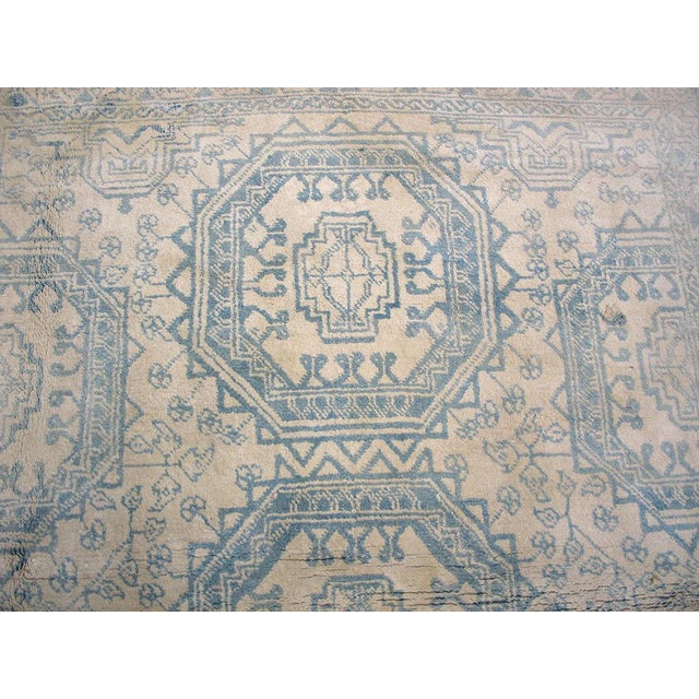1920s White Blue Hexagonal Antique Indian Agra Cotton Rug 4' X 6'8" Handknotted Wool Carpet For Sale - Image 4 of 6