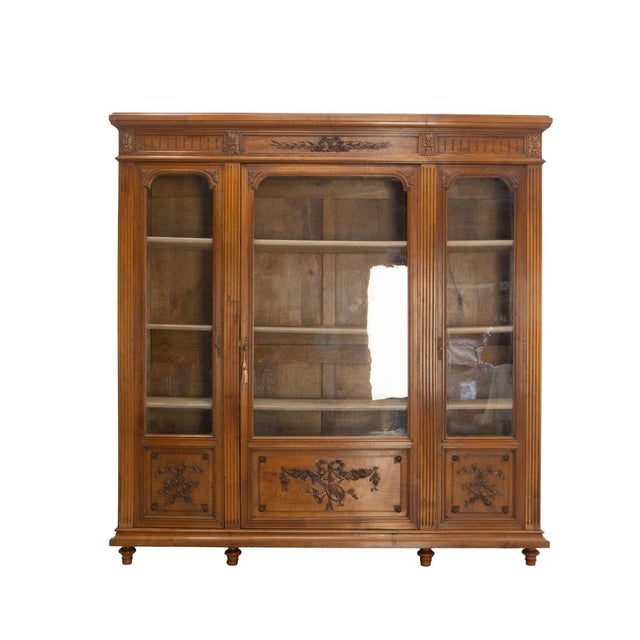 French Louis XVI Oak and Walnut Three Doors Vitrine Bookcase, 1900 For Sale - Image 3 of 18