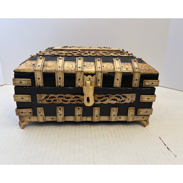 Antique Anglo - Indian Bombay Mughal Footed Box For Sale - Image 4 of 11