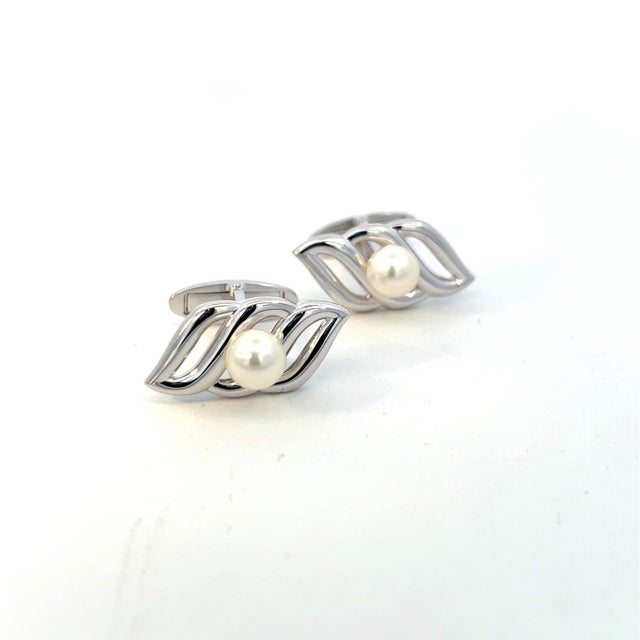 1990s Pair of Mikimoto Estate Akoya Pearl Mens Cufflinks 7 mm Silver For Sale - Image 4 of 6