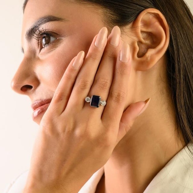 Navy Blue Art Deco Style Natural 3.33 Ct Blue Sapphire & Diamond 18k Gold Three-Stone Ring Size 5 For Sale - Image 8 of 14