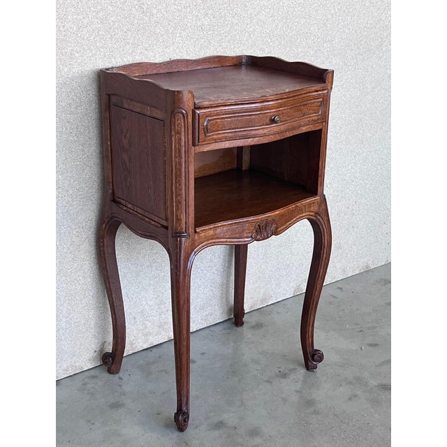 French Early 20th Century Pair of Walnut Nightstands Tables with Drawer and Open Shelf For Sale - Image 3 of 18