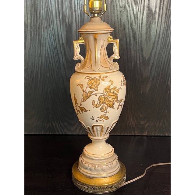 French Mid 20th Century French-Style Urn Lamp With Gilded Flowers and Original Lampshade For Sale - Image 3 of 12