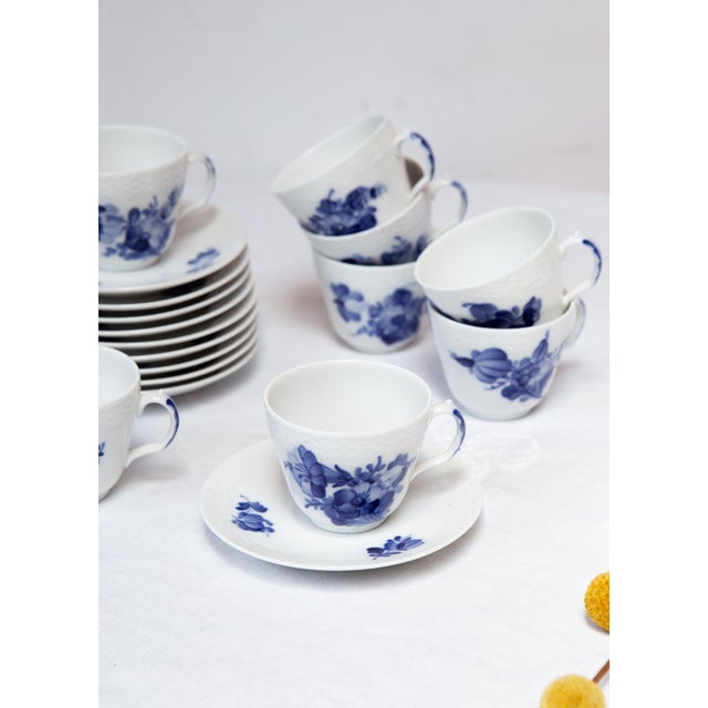 Blue Danish Blå Blomst Mocha Cups and Saucers in Porcelain from Royal Copenhagen, 1980s, Set of 20 For Sale - Image 8 of 9