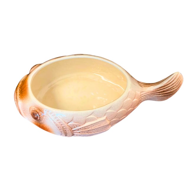 Sarreguemines Mid Century Set of 4 Fish-Shaped Majolica Plates and Sauce Boat, Circa 1950 For Sale - Image 6 of 8