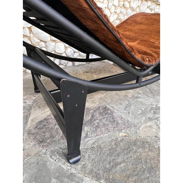 LC4 Chaise Lounge in Cowhide Leather and Black Steel by Le Corbusier, Perriand & Jeanneret for Cassina, 1970s For Sale - Image 6 of 18