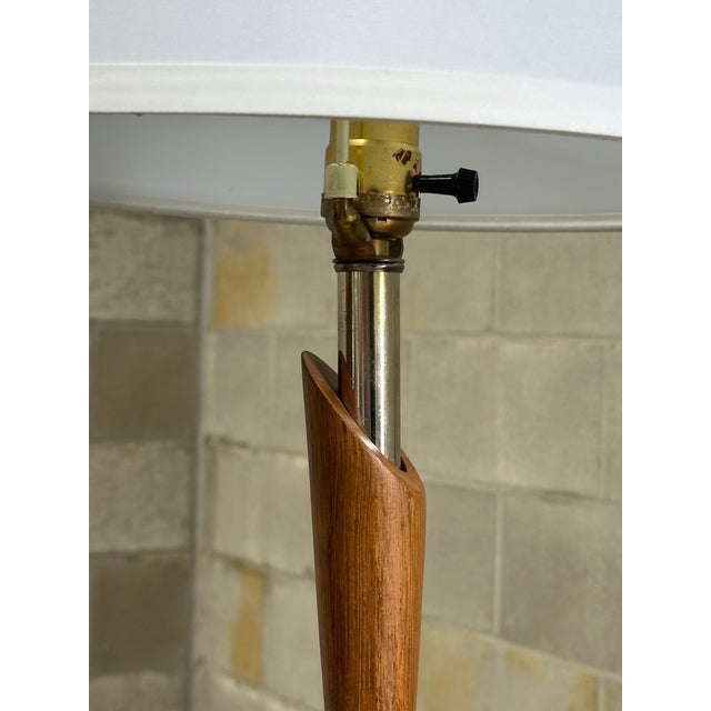 1960s Mid-Century Modern Walnut and Brass Sculptural Lamps After Laurel - Pair For Sale In Philadelphia - Image 6 of 12