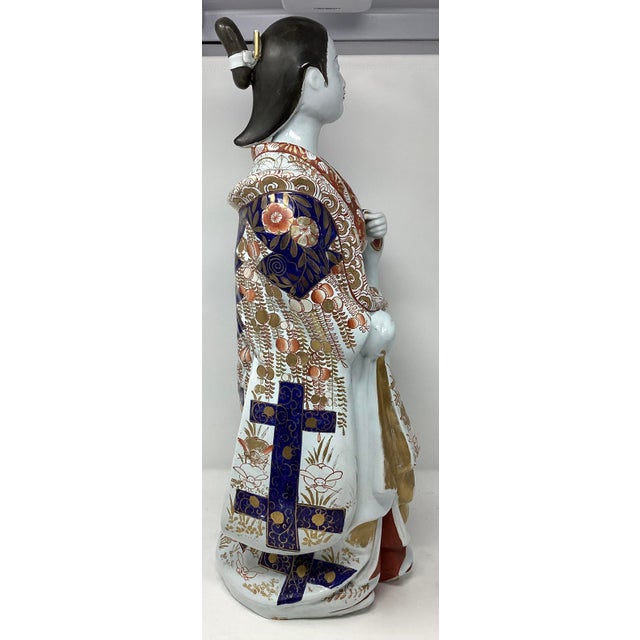 19th Century Large Imari Figure of "Bijin" (Beautiful Woman) or Geisha. . C 19th C, Japanese Edo Period ( 1603- 1868). For Sale - Image 5 of 7