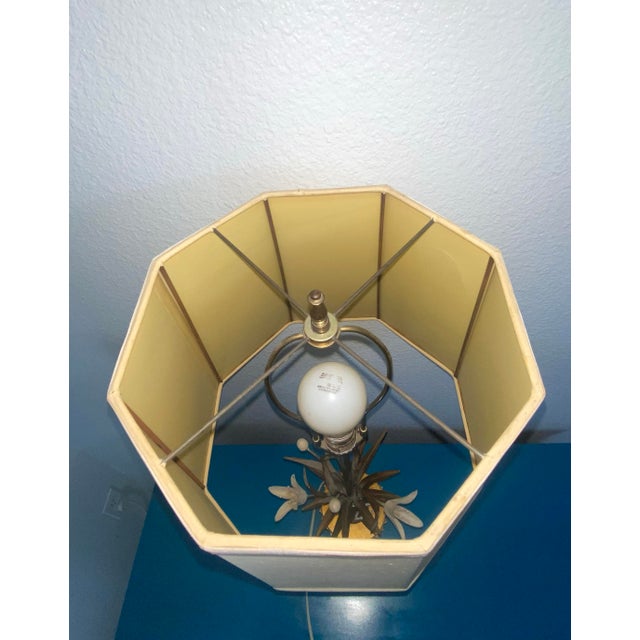 1960s Safran & Glucksman Italian Hollywood Regency Tole Table Lamp & Shade Gold & Beige For Sale - Image 9 of 11