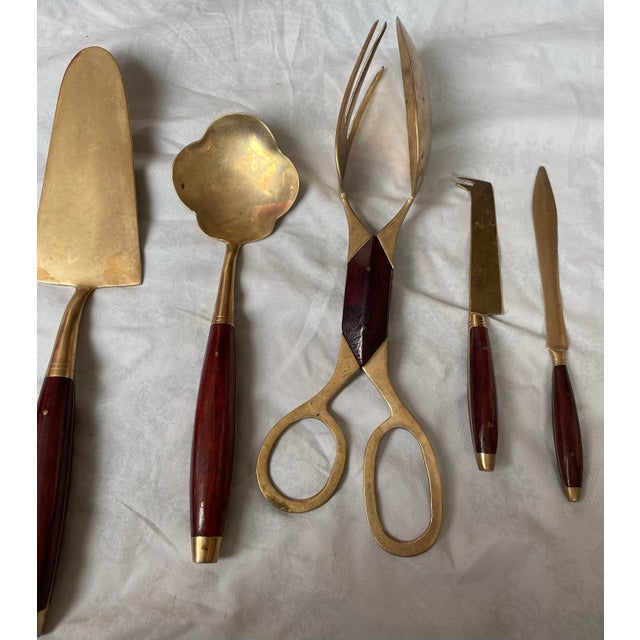 Mid 20th Century Rosewood & Brass Flatware 5 Serving Pieces Tongs Pie Bonbon Spoon Cheese Knife For Sale - Image 4 of 12