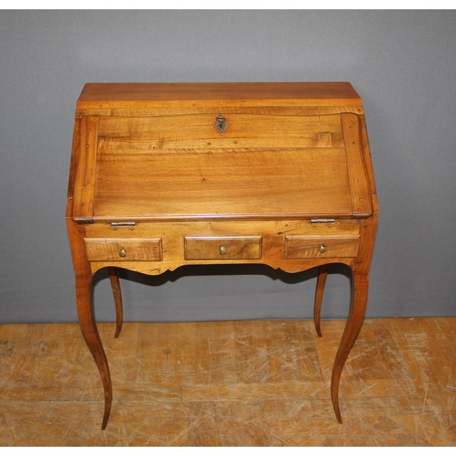 Louis XV Dos d'Âne Secretaire in Walnut, 18th Century For Sale - Image 4 of 14