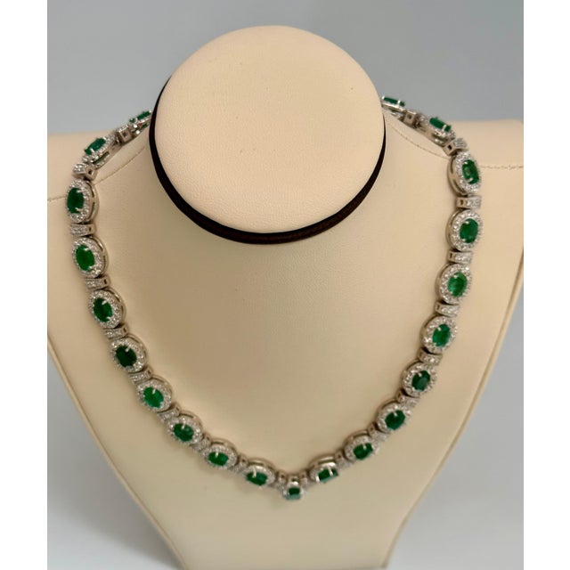 28 Carat Oval Shape Natural Emerald & 5 Carat Diamond Necklace in 14 Karat Gold For Sale - Image 9 of 18