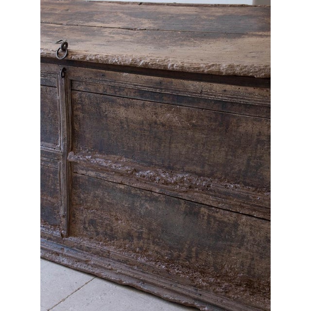 Wonderful large case in fir and oak wood with original patina. The piece of furniture rests on a thick frame and has other...