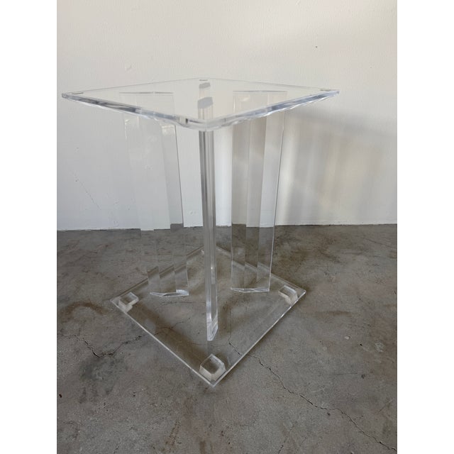 1980s Vintage Postmodern Design Sculptural Clear Lucite Side Table / Pedestal For Sale - Image 9 of 12