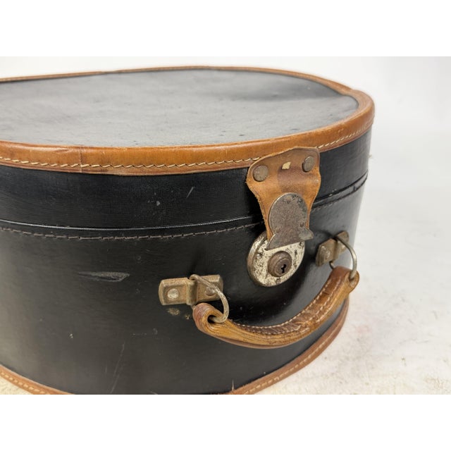 Antique Hat Box in Lined Cardboard and Leather, Late 19th Century For Sale - Image 3 of 16