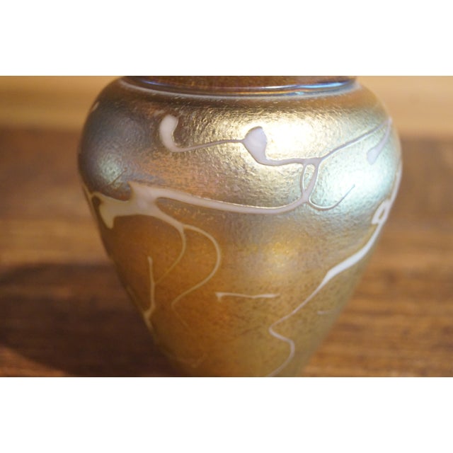 A beautiful hand-blown art glass vase from Robert Held. In very good condition. Measures 4.75 inches tall x 4.25 inches.