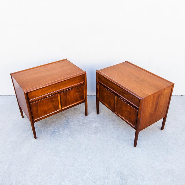 1960s Restored Barney Flagg for Drexel “Parallel” Mid Century Walnut Nightstands For Sale - Image 11 of 12