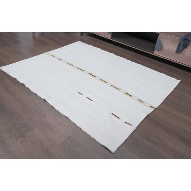 1970s Vintage Handmade Wool & Cotton Flatweave Kilim Rug – Neutral Cream Design For Sale - Image 11 of 11