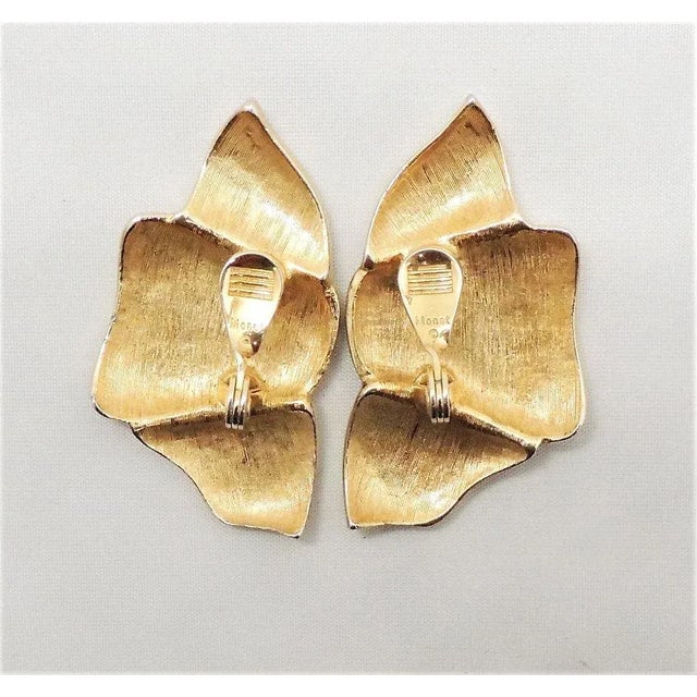 This is part of Chairish’s Costume Jewelry assortment. Goldtone blue swirl irridescent enamel flower clip back earrings....