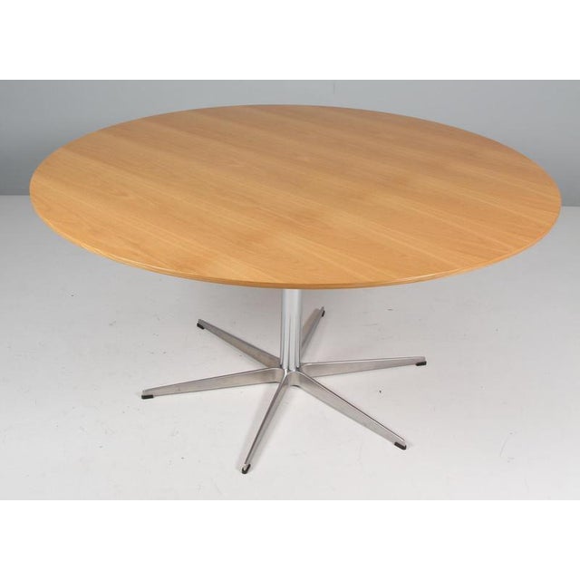 Piet Hein and Bruno Mathsson super circular dining table with original oak top Legs of chromed metal. Model super...