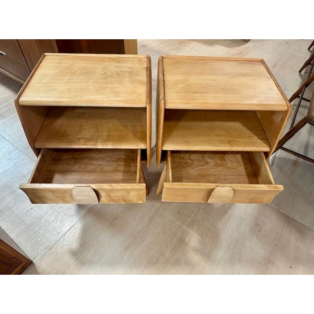 Heywood-Wakefield 1940s Pair of Heywood Wakefield 'Kohinoor' Nightstands For Sale - Image 4 of 14
