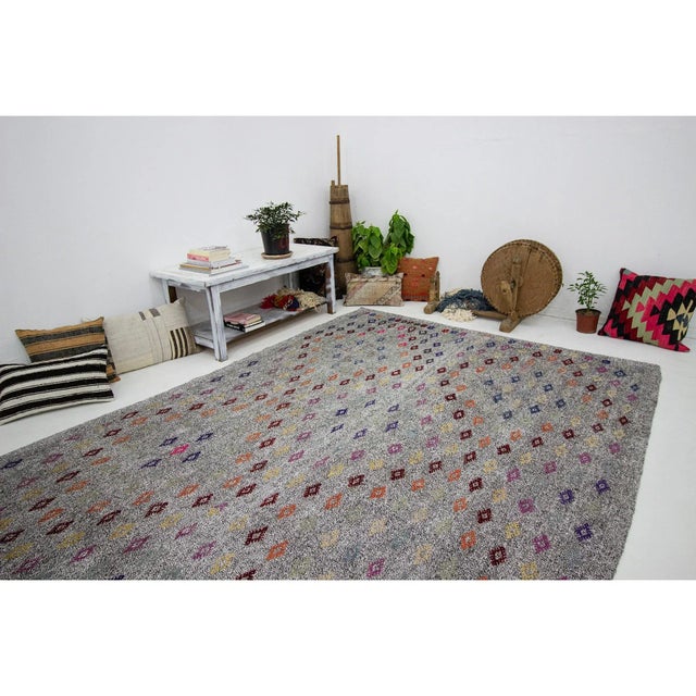 1960s Vintage Embroidered Gray Turkish Kilim Rug- 6′9″ × 10′5″ For Sale In Los Angeles - Image 6 of 7
