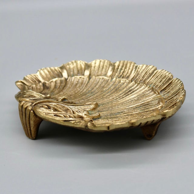 Coastal Vintage Brass Scallop Shell Trinket Dish — Footed Rococo Acanthus Catchall, Vide-Poche For Sale - Image 3 of 9