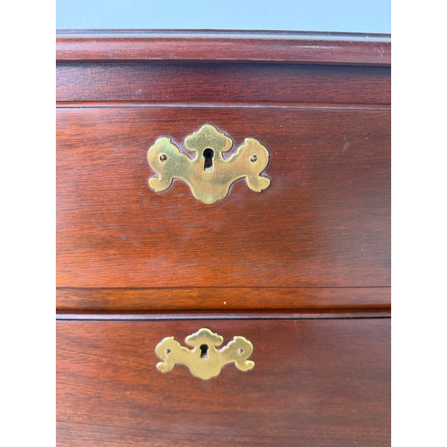 Vintage Georgian Chippendale Style Solid Mahogany Four-Drawer Nightstand / Bachelor’s Chest For Sale In Miami - Image 6 of 12