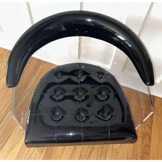 Mid-Century Modern Lucite Barrel Tub Chair With Black Patent Leather Floating Seat Hollywood Regency For Sale - Image 9 of 12