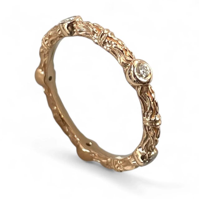 Modern Nature-Inspired 18k Gold Diamond Ring Adorned With 0.15 Tcw Natural Diamonds Size 6 For Sale - Image 3 of 6