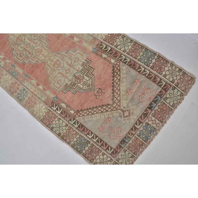 1960s Geometric Medallion Turkish Rug, Low Pile Distressed Antique Rug For Sale - Image 5 of 10