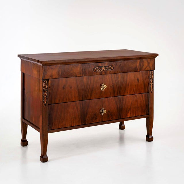 Northern Italian chest of drawers in walnut veneer from around 1830, expertly restored and polished by hand.