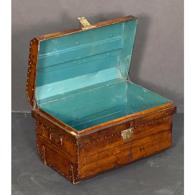 Late 19th Century English Toleware Tin Trunk With Faux Wood Finish and Brass Accents For Sale - Image 5 of 15